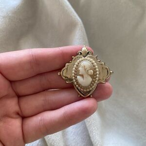 Vintage-Inspired Gold Cameo Brooch in Cream Coro